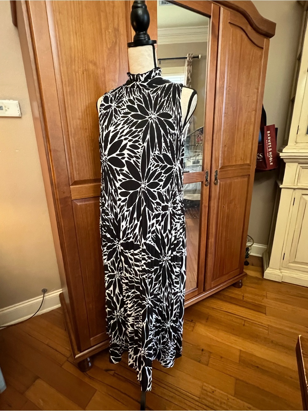 Sleeveless Black & White Floral Maxi Dress - Picture 3 of 7